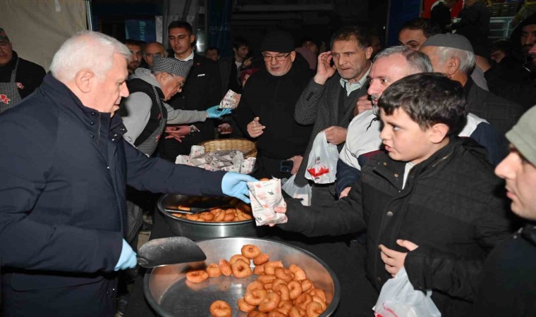 Başkan Bozbeyden Regaib Kandilinde tatlı ve lokma ikramı