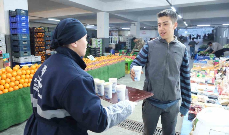 Başkan Çerçioğlunun vatandaş ve pazarcı esnafına sıcak çorba ikramı sürüyor