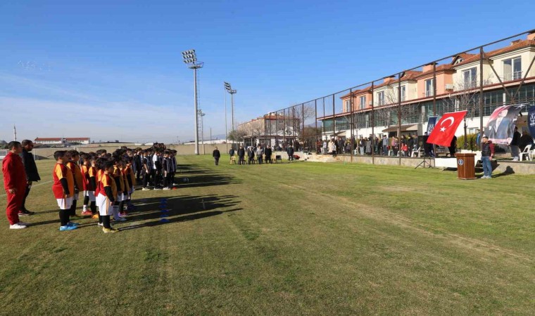 Başkan Tetik 2025 Sömestr Cup Futbol Şenliğinde sporcularla buluştu