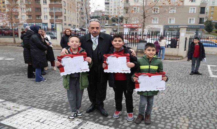 Başkan Yalçın öğrencilerin karne sevincinde