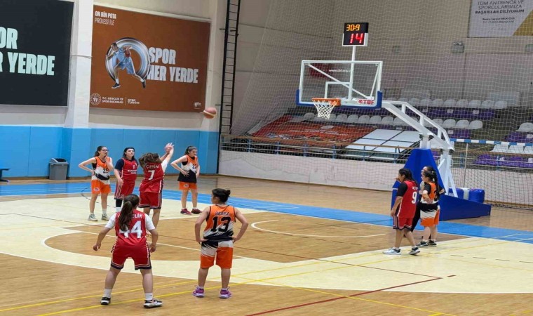 Basketbol U-16 Kulüp Kadınlar Müsabakaları sürüyor