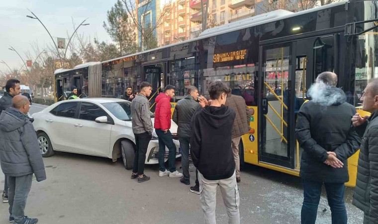 Batmanda belediye halk otobüsü ile otomobil çarpıştı