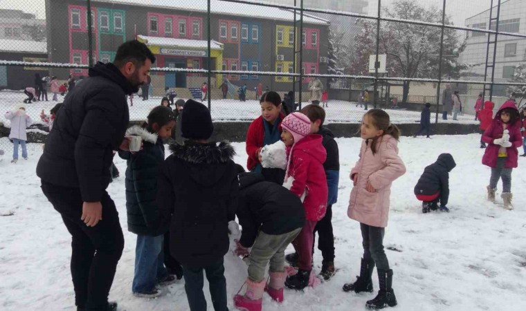 Batmanda kar yağışıyla birlikte çocuklar gönüllerince eğlendi