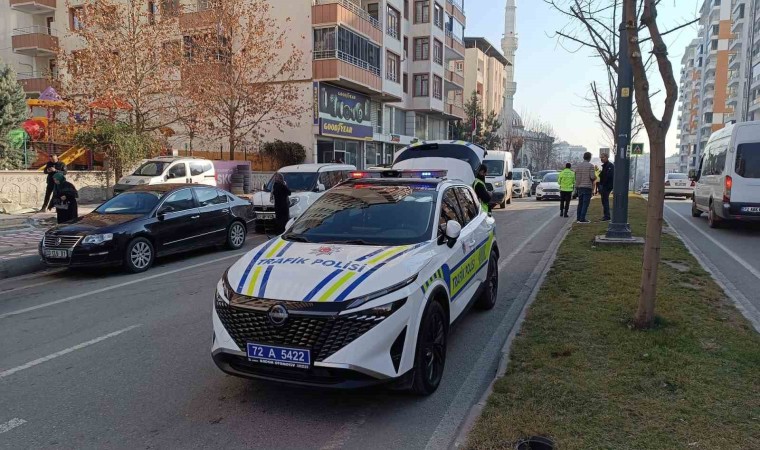 Batmanda yolun karşı tarafına geçmeye çalışan vatandaşa otomobil çarptı