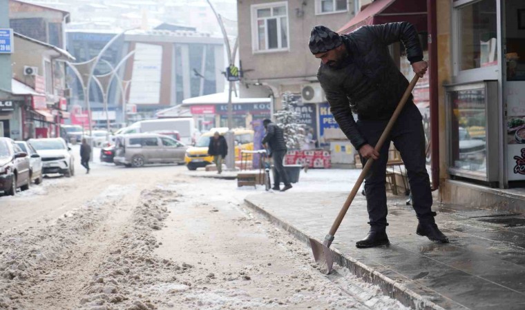 Bayburta yeni yılın ilk karının yağmasıyla kent beyaz örtüyle kaplandı