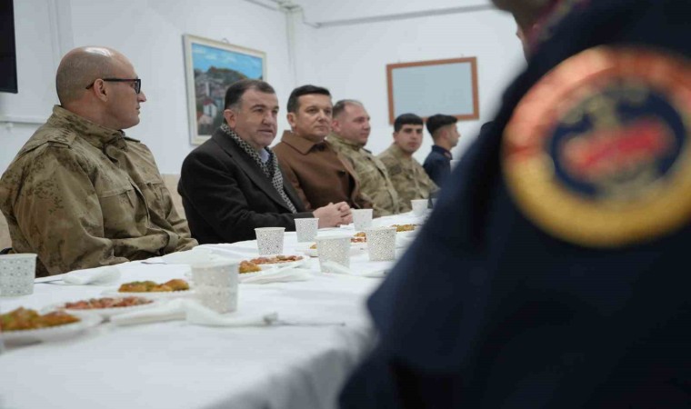 Bayburtta yeni yıla görevi başında giren güvenlik güçleri ve sağlık çalışanları unutulmadı