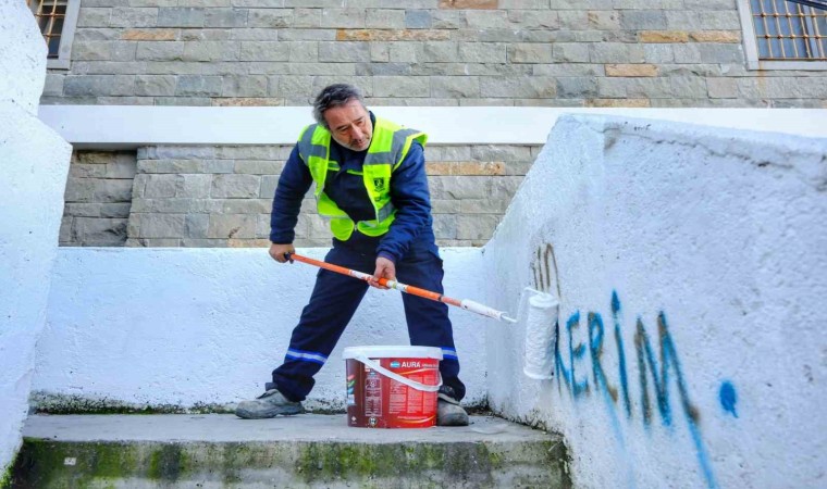 Belediye, görüntü kirliliği oluşturan yazıları temizliyor