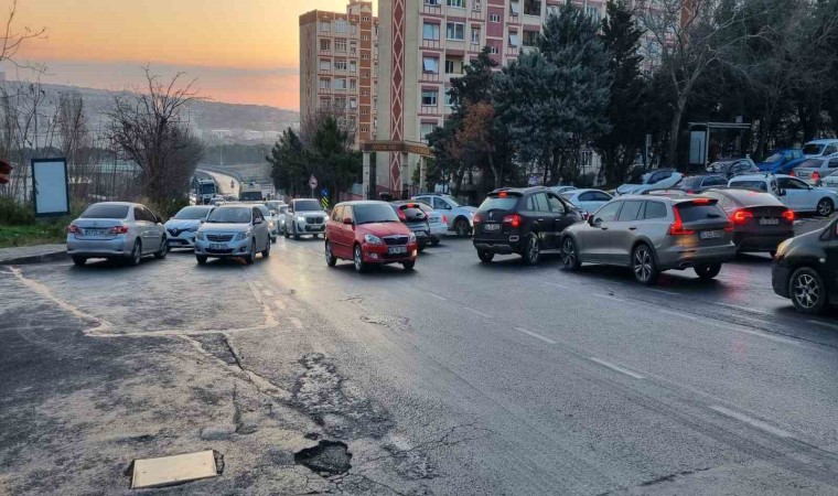 Beylikdüzünde yola yağ döküldü, sürücüler zor anlar yaşadı