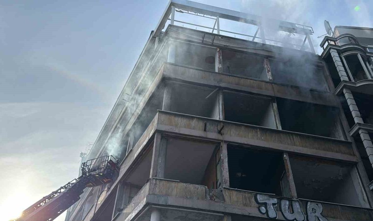 Beyoğlunda 6 katlı metruk binada yangın paniği