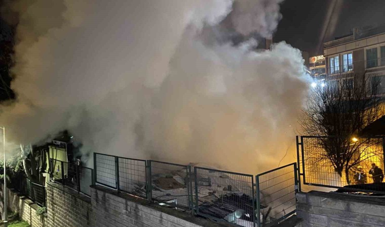 Beyoğlunda evde çıkan yangın, bitişiğindekindeki 2 gecekonduya sıçradı