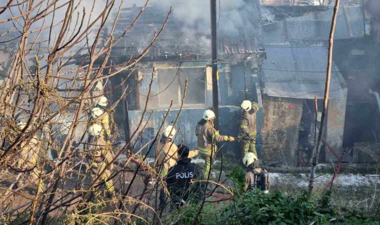 Beyoğlunda gecekondudan alevler yükseldi, içerideki 2si çocuk 3 kişi son anda kurtarıldı