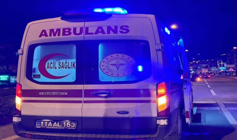 Bilecikte bariyerlere çarpan otomobil sürücüsü yaralandı