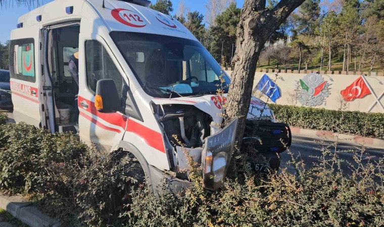 Bilecikte hasta taşıyan ambulans kaza yaptı