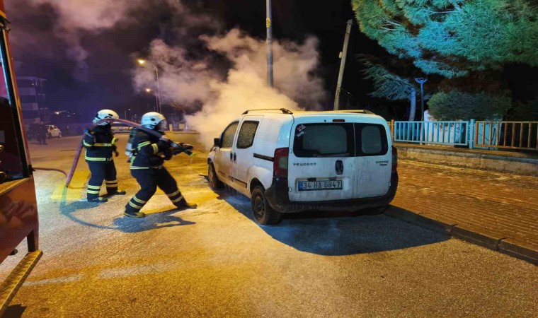 Bilecikte park halindeki hafif ticari araç yandı