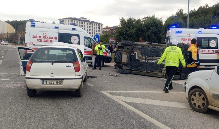 Bilecikte yan devrilen otomobilin sürücüsü yaralandı