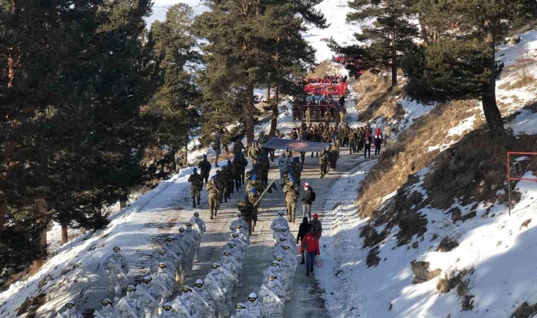 Binlerce kişi şehitler için Sarıkamışta yürüdü