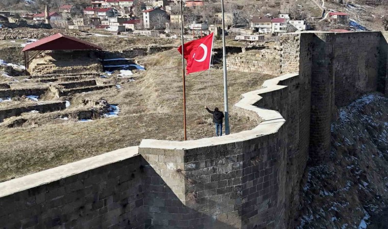 Bitlis Kalesinde bayrak yarıya indirildi