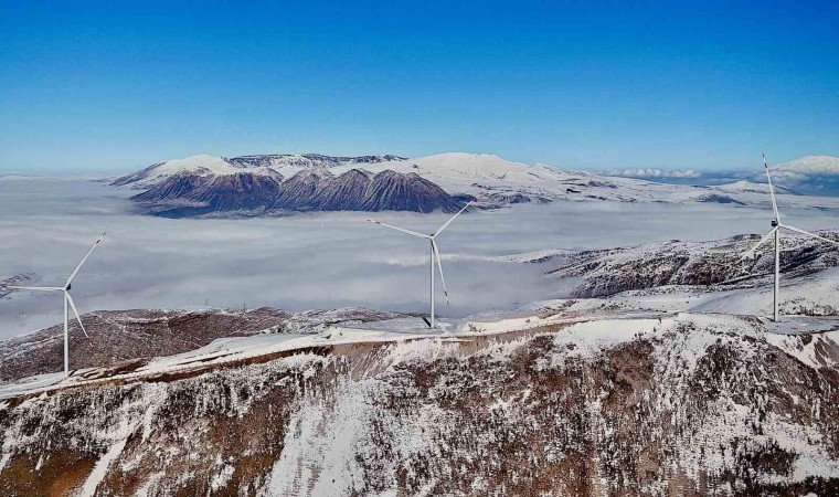 Bitlisteki rüzgar güllerinin sisli dağlarla görüntüsü mest ediyor