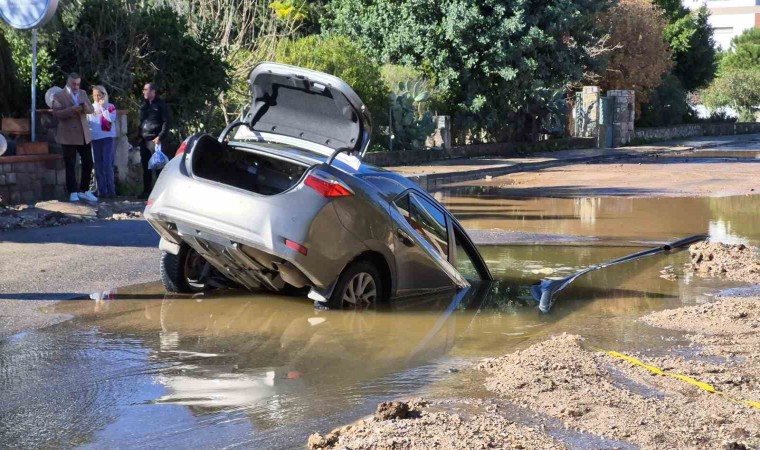 Bodrumda isale hattı patladı, otomobil çukura düştü