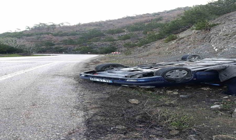 Boluda buzlanma nedeniyle kontrolden çıkan otomobil takla attı