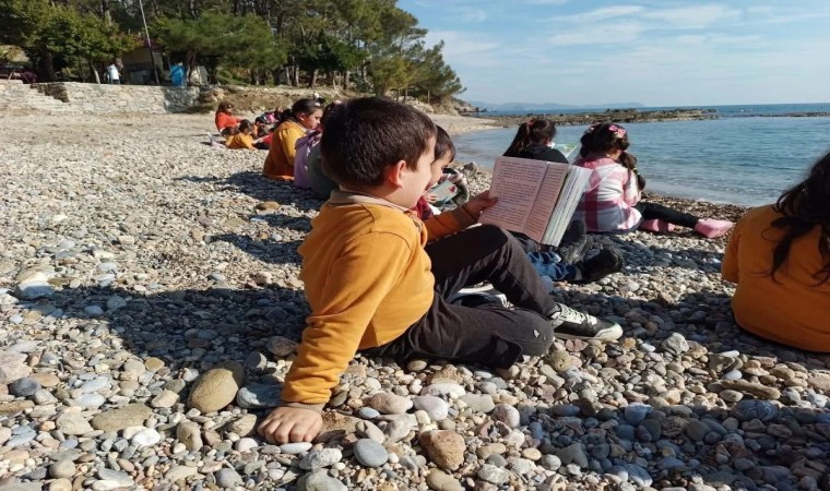 Bozyazıda öğrenciler sahilde kitap okudu