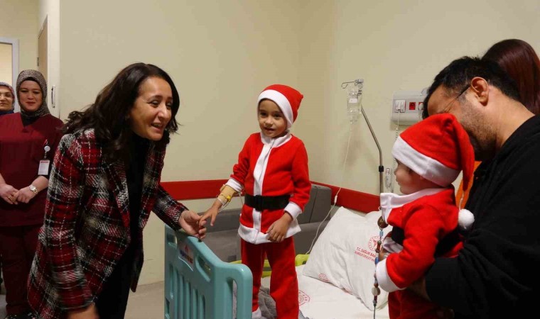 Burdur Valisi Bilgihandan hastanede yatan hastalara yılbaşı ziyareti