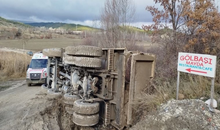 Burdurda devrilen hafriyat kamyonundan burnu kanamadan çıktı