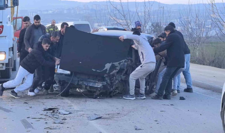 Bursada kamyon ile otomobil kafa kafaya çarpıştı: Araçta sıkışan sürücüyü vatandaşlar kurtardı