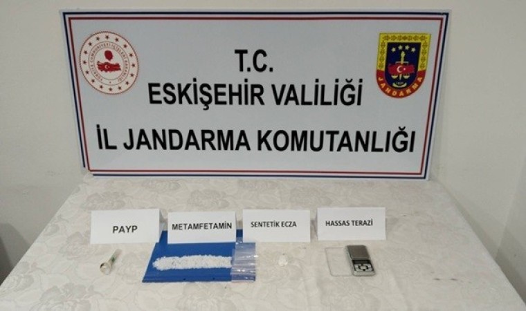 Bursadan Eskişehire uyuşturucu madde getiren şahsı jandarma yakaladı