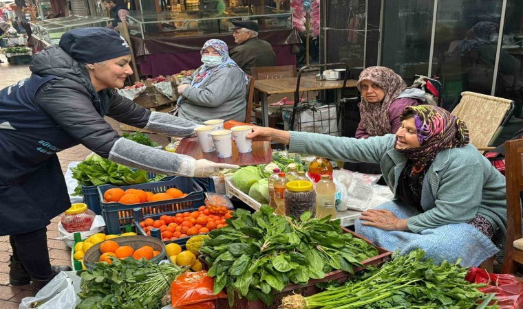 Büyükşehirin sıcak çorba ikramı binlerce vatandaşa ulaşıyor