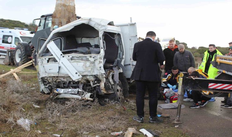 Çanakkalede iki kamyonet çarpıştı: 1 ölü, 1 yaralı