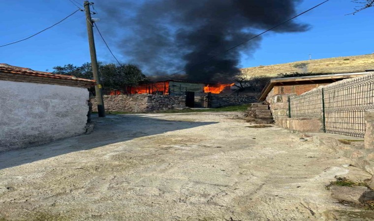 Çanakkalede yanan ev kullanılamaz hale geldi