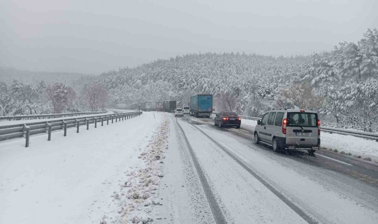 Çanakkalenin Korudağ mevkisinde trafik kontrollü olarak sağlanıyor