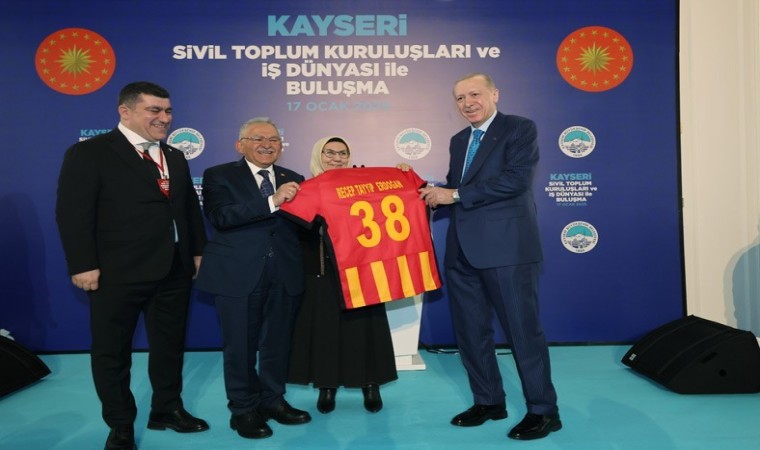 Cumhurbaşkanı Erdoğana Kayserispor forması hediye edildi