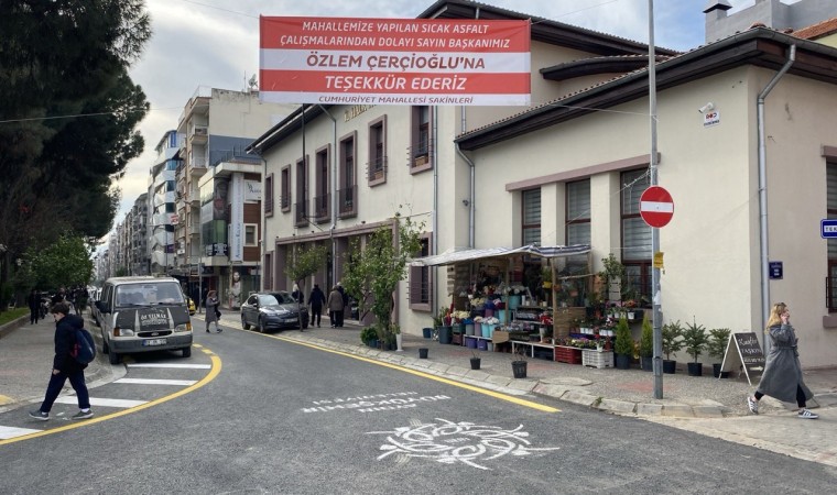 Cumhuriyet Mahallesi sakinlerinden Başkan Çerçioğluna pankartlı teşekkür