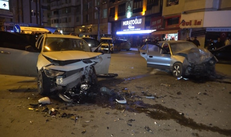 Dur ihtarına uymayan ehliyetsiz sürücü kaza yaptı: 3 yaralı