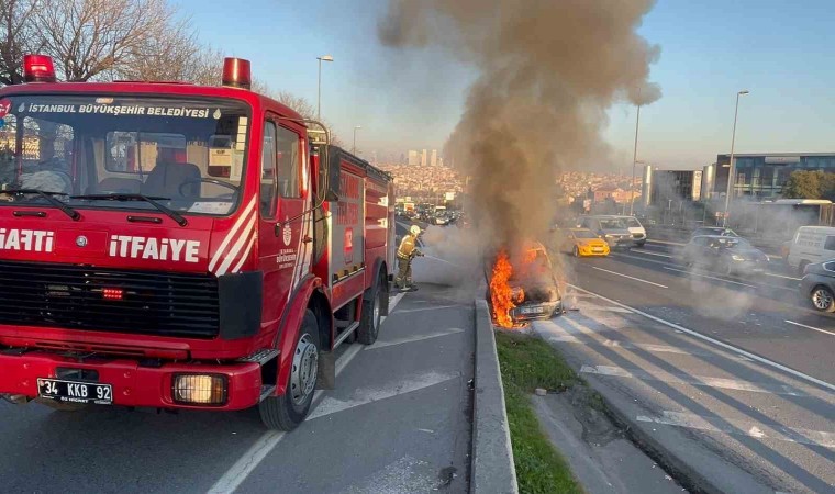 E-5te seyir halindeki araç alevlere teslim oldu