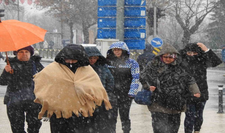 Edirnede kar yağışı etkisini sürdürüyor