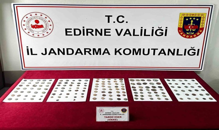 Edirnede yolcu otobüsünde 177 tarihi sikke ele geçirildi