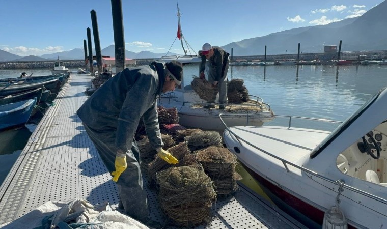 Eğirdir Gölünde kaçak avcılıkla mücadelede 400 pinter ve 150 kilogram canlı kerevit ele geçirildi