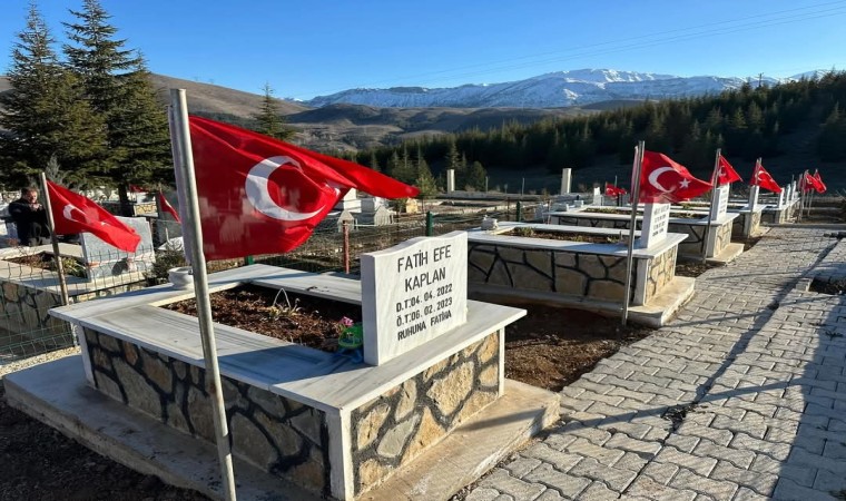 Ekinözünde deprem mezarlığı bayraklarla donatıldı