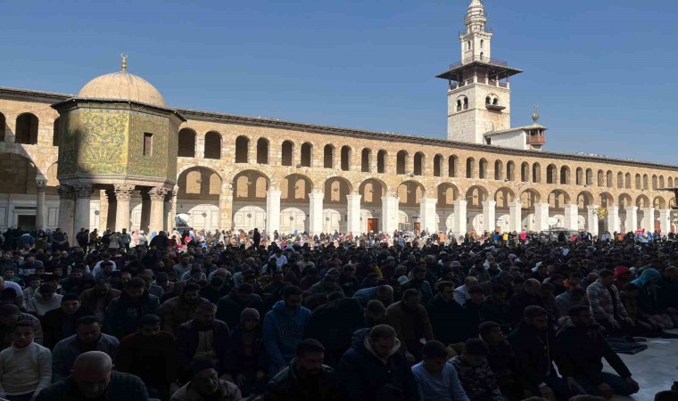 Emevi Camiinde cuma namazı yoğunluğu