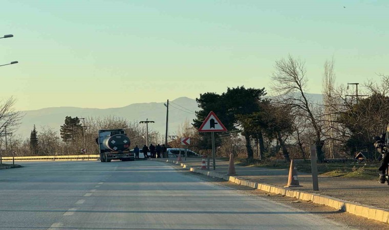 Erbaada zift yüklü tırın dorsesinde 2 kaçak göçmen yakalandı