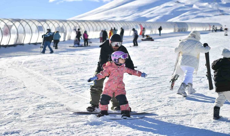 Erciyes Kayak Merkezi, yeni yılın ilk gününde 110 bin ziyaretçi ağırladı