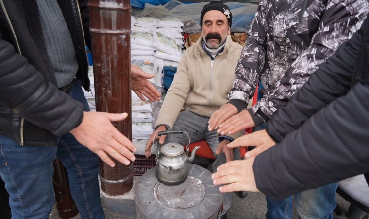 Erzincanda dondurucu soğuklar pazar esnafına soba kurdurdu