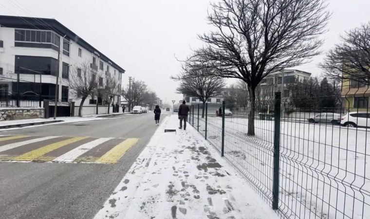 Erzincanda sömestir tatilinde çocuklar kar heyecanı yaşadı