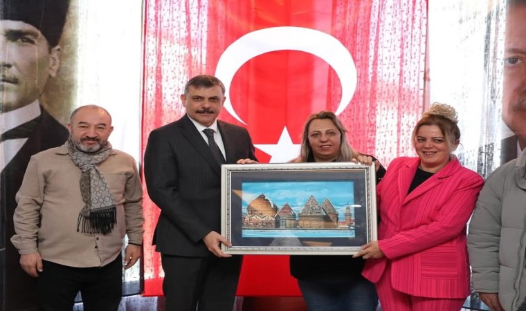 Erzurum Yeni Medya Derneğinden Vali Çiftçiye İdareciler Günü jesti