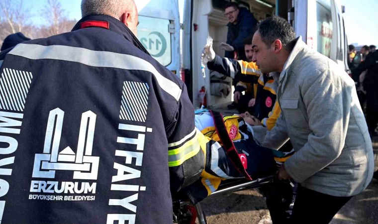 Erzurumda ambulanslarında karıştığı trafik kazası: 9 yaralı