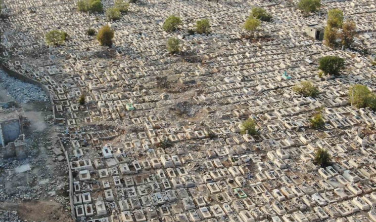 Esadın bombaladığı mezarlıklar yakınları tarafından onarılıyor