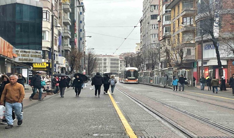 Eskişehirde yağmur vatandaşlara zor anlar yaşattı